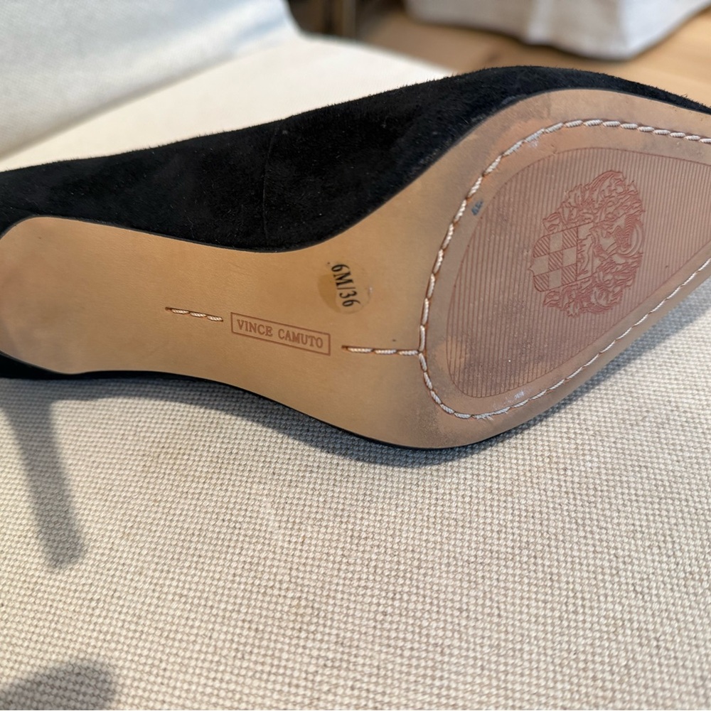 Vince Camuto Suede Pumps Black
One worn to try on. Too small for me. Pristine. - Picture 6 of 9